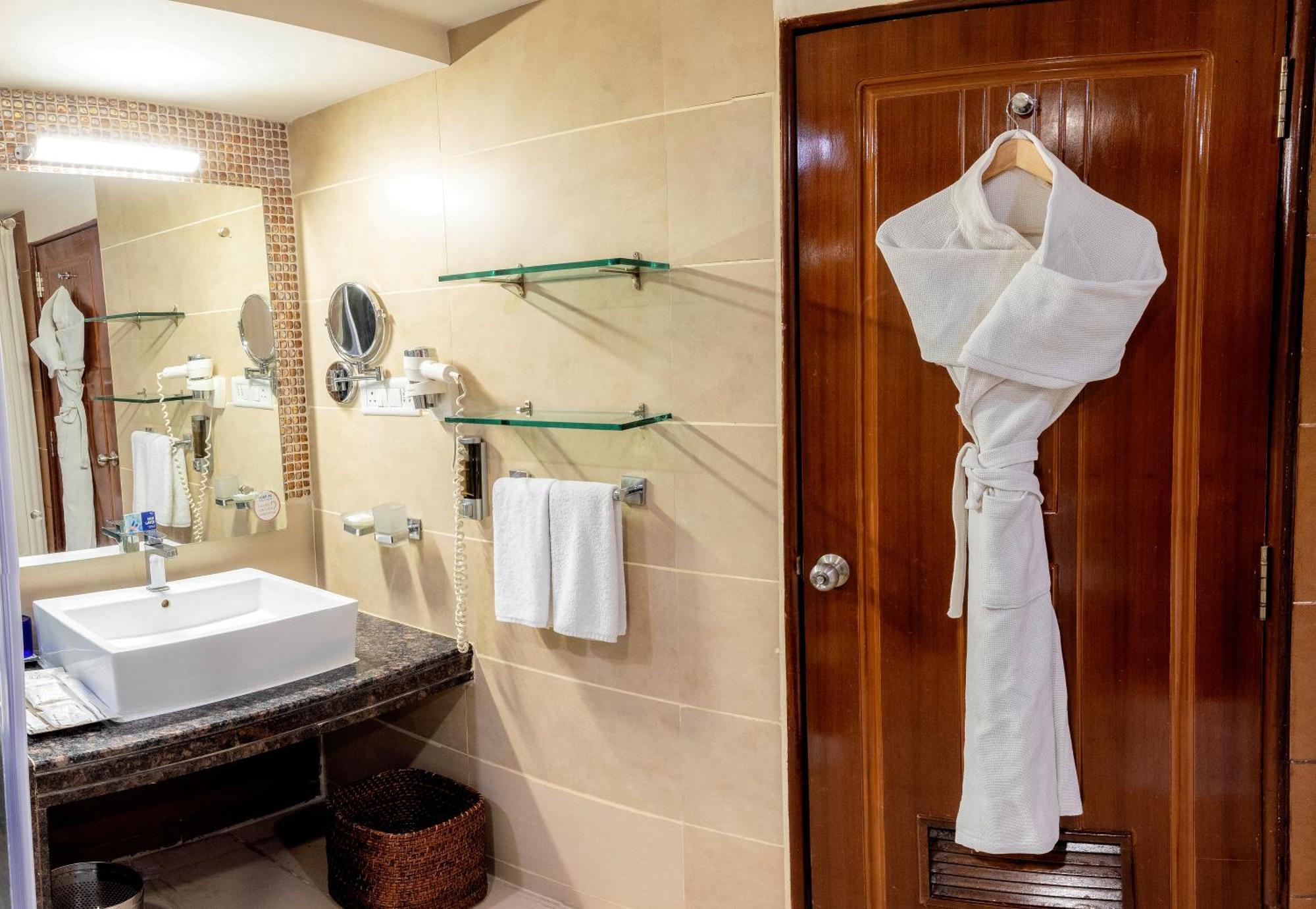Fortune Jp Palace, Mysore - Member Itc Hotels' Group Bagian luar foto A bathrobe hanging on a door