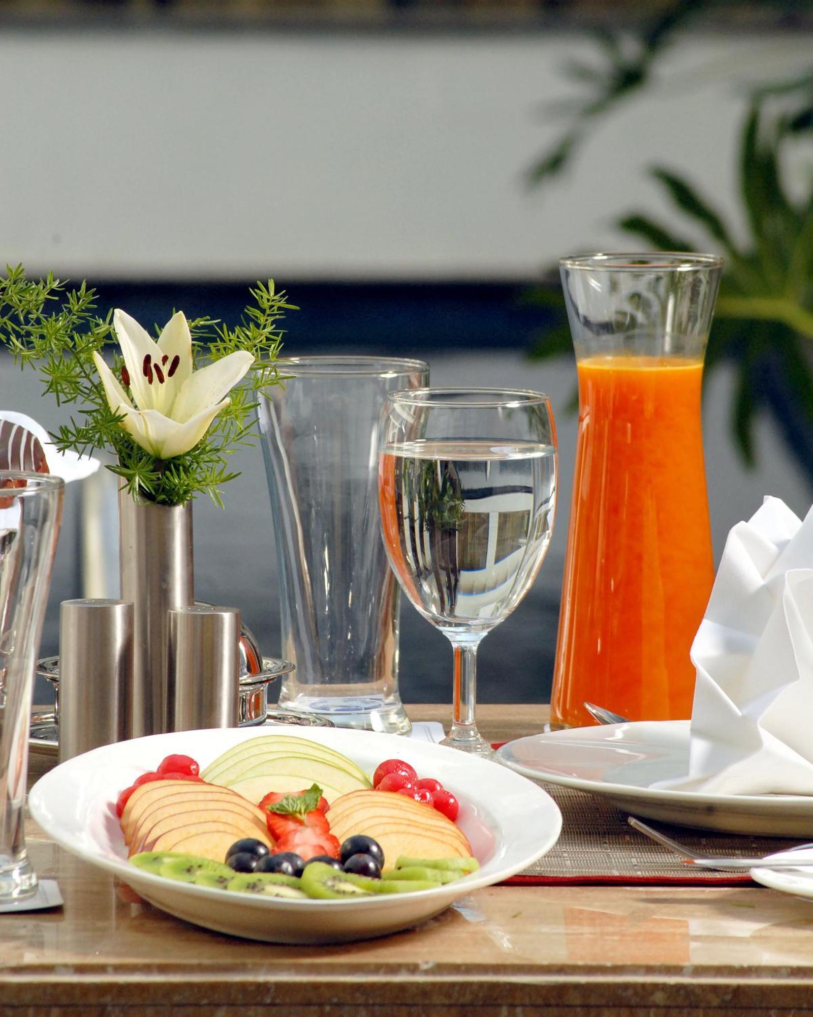 Fortune Jp Palace, Mysore - Member Itc Hotels' Group Bagian luar foto A glass of orange juice