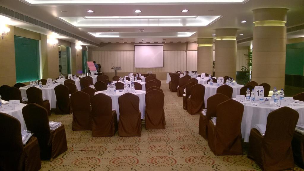 Fortune Jp Palace, Mysore - Member Itc Hotels' Group Bagian luar foto A meeting room at a hotel