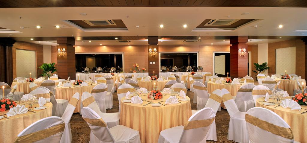 Fortune Jp Palace, Mysore - Member Itc Hotels' Group Bagian luar foto The Royal, a banquet hall at the hotel